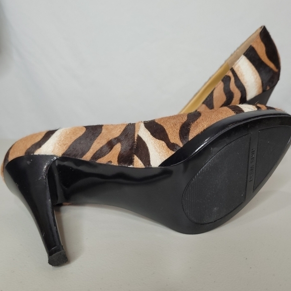 Nine West Rocha Tiger Print Almond Toe Classic Platform Pumps - Size 8 - Picture 5 of 10